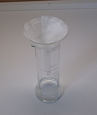 Glastrichter mit sterilem Filterpapier