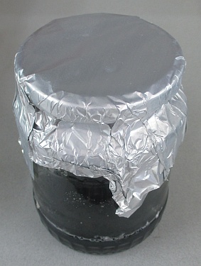 Glas mit Nährboden bereit zum Sterilisieren.
